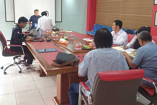 Petugas Imigrasi Kelas I TPI Malang melayani pembuatan paspor anggota PWI Malang Raya. (ist) - Hari Bhakti ke-47, Kantor Imigrasi Malang Layani Paspor PWI Malang Raya - Hari Bhakti ke-74, Kantor Imigrasi Malang Layani Paspor PWI Malang Raya