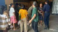 Petugas keamanan KPU jaga ketat tenaga lipat kertas suara saat keluar masuk. (ist) - Tak Ingin Kecolongan, KPU Jaga Ketat Tenaga Lipat Kertas Suara