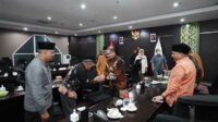 Pj Wali Kota Batu bersama perwakilan warga Tlekung usai pertemuan khusus. (ist) - Pj Wali Kota Batu Bersyukur Warga Tlekung Izinkan TPA Tlekung Buka Kembali