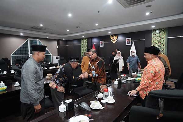 Pj Wali Kota Batu bersama perwakilan warga Tlekung usai pertemuan khusus. (ist) - Pj Wali Kota Batu Bersyukur Warga Tlekung Izinkan TPA Tlekung Buka Kembali