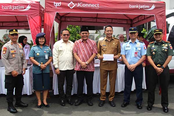 Pj Wali Kota Malang berikan contoh telah melunasi pembayaran PBB. (ist) - Berikan Kemudahan, Bapenda Kota Malang Permudah Pembayaran dan Akses e-sppt