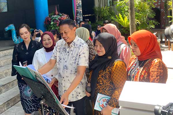 Pj Wali Kota Malang bersama Direktur Deazha dan penulis buku Perempuan Inspiratif. (ws9) - Motivasi Minat Literasi, Pj Wali Kota Malang Apresiasi Buku Perempuan Inspiratif