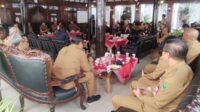 Pj Wali Kota Malang bersama elemen masyarakat audiensi langsung dengan jajaran Pemkot Malang. (rhd) - Pj Wali Kota Malang Terima Usulan KIP dan Perpustakaan Sepakbola