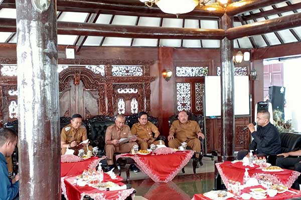 Pj Wali Kota Malang mencatat berbagai keluhan dari masyarakat. (Seru.co.id/ws10) - Pj Wali Kota Malang Terima Curhatan dari Berbagai Lapisan Masyarakat