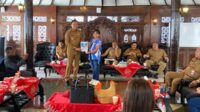 Pj Wali Kota Malang menerima Kayla, siswa home schooling berprestasi di Balai Kota Malang. (ws9) - Pemkot Malang Beri Kesetaraan Siswa Home Schooling Setara Formal