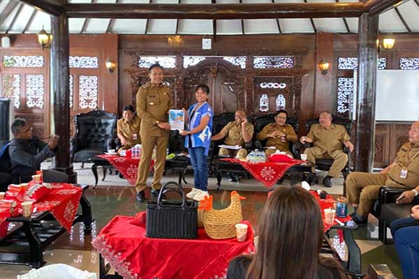 Pj Wali Kota Malang menerima Kayla, siswa home schooling berprestasi di Balai Kota Malang. (ws9) - Pemkot Malang Beri Kesetaraan Siswa Home Schooling Setara Formal