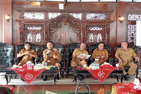 Pj Wali Kota Malang menerima audiensi dari masyarakat Kota Malang saat Ngombe. (ws10) - Lewat Program 'Ngombe', Pelaku UMKM Ungkapkan Unek-Uneknya