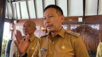Pj Wali Kota Malang, menjawab pertanyaan awak media saat Ngombe. (ws9) - Tak Serahkan PSU, Pemkot Malang Menindaklanjuti Pengembang Puri Cempaka Putih 2
