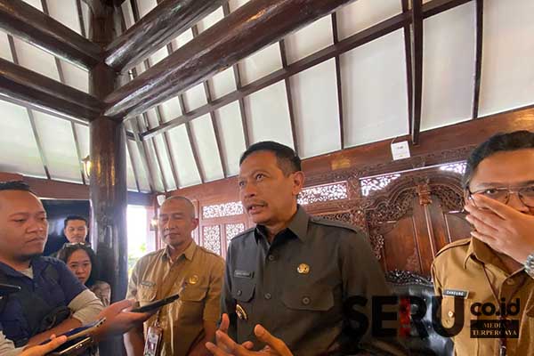 Pj Wali Kota Malang menjawab pertanyaan awak media usai Ngombe di Balai Kota Malang. (ws9) - Pj Wali Kota Malang Evaluasi Program Ngombe, Beberapa Miskomunikasi