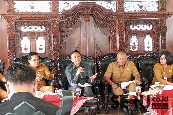 Hadiri 'Ngombe', Ncreators Komitmen Membantu UMKM dan Pemkot Malang 1 Pj Wali Kota Malang menyambut baik niat konten kreator membantu mempromosikan Kota Malang. (Seru.co.id/ws10) - Hadiri 'Ngombe', Ncreators Komitmen Membantu UMKM dan Pemkot Malang