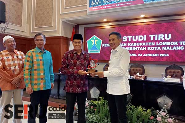 Pj Wali Kota Malang terima cenderamata dari Wakil Bupati Lombok Tengah. (Seru.co.id/ws10) - Pj Wali Kota Malang Sambut Studi Tiru Pemkab Lombok Tengah