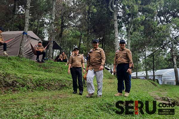 Pj. Wali Kota Batu mendampingi Sekdaprov Jatim dan Kepala OPD se-Jatim, menikmati Wana Wisata Coban Rais Kota Batu. (dik) - Keseruan Khofifah Menikmati Panorama Coban Rais di Penutupan Kegiatan DiLA