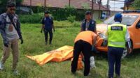 Proses evakuasi mayat tanpa identitas di Singosari. (ist) - Mayat Wanita Tanpa Identitas Ditemukan di Lahan Kosong Belakang Satpas Singosari