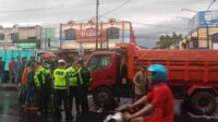 Diduga Tergelincir Saat Hujan, Pengendara Motor Meninggal Tertabrak Truk