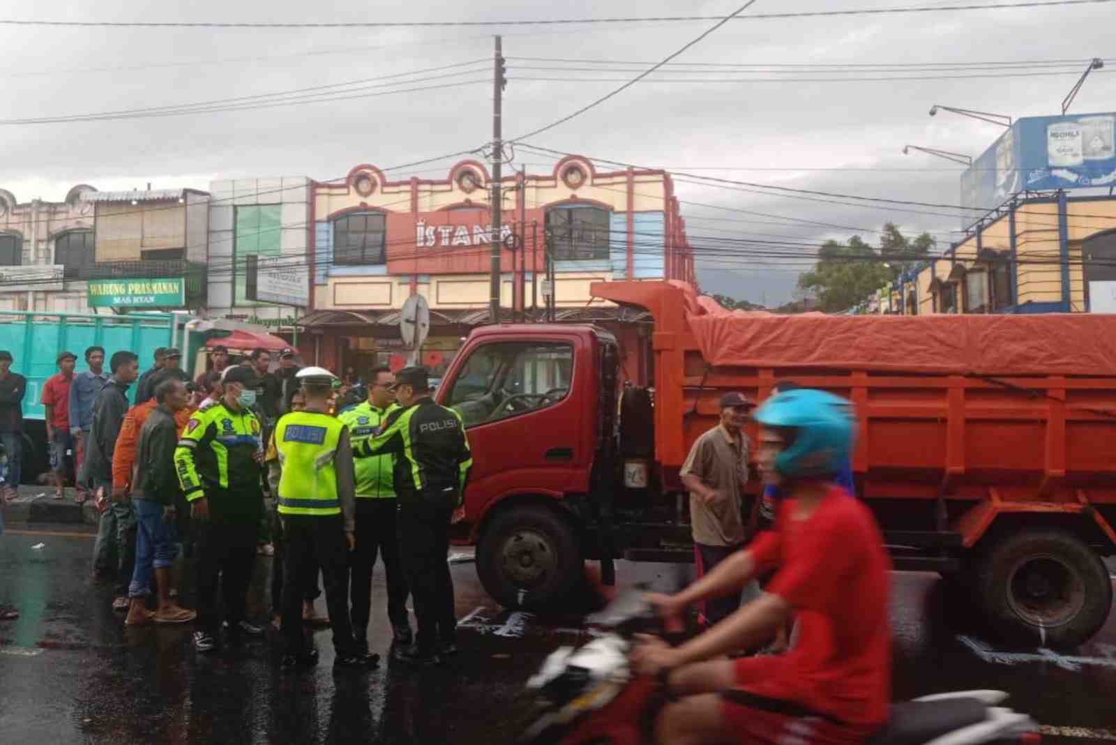 Diduga Tergelincir Saat Hujan, Pengendara Motor Meninggal Tertabrak Truk