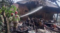 Proses pemadaman. (ist) - Ditinggal Pergi, Rumah Warga Pakisaji Terbakar hingga Rata dengan Tanah