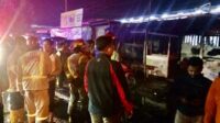 Proses pemadaman api pada tiga warung di Karanglo. (ist) - Tiga Warung di Karanglo Hangus Terbakar, Kerugian Ditaksir Puluhan Juta