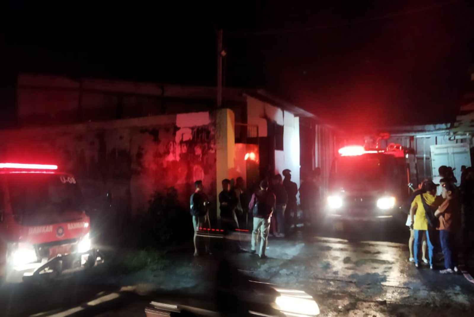 Gudang Plastik di Ampeldento Pakis Terbakar
