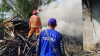 Proses pemadaman kebakaran. (ist) - Dua Dapur di Kabupaten Malang Ludes Terbakar Karena Ditinggal Saat Memasak
