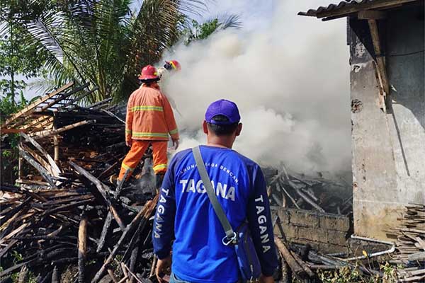 Proses pemadaman kebakaran. (ist) - Dua Dapur di Kabupaten Malang Ludes Terbakar Karena Ditinggal Saat Memasak