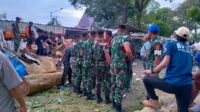 Proses pembersihan kios yang tertimpa pohon tumbang. (ist) - Dampak Pohon Tumbang di Lawang, 12 Kios Alami Kerusakan