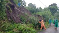 Proses pembersihan material longsor. (ist) - Hujan Deras, Tebing di Tumpang Longsor dan Tutupi Bahu Jalan