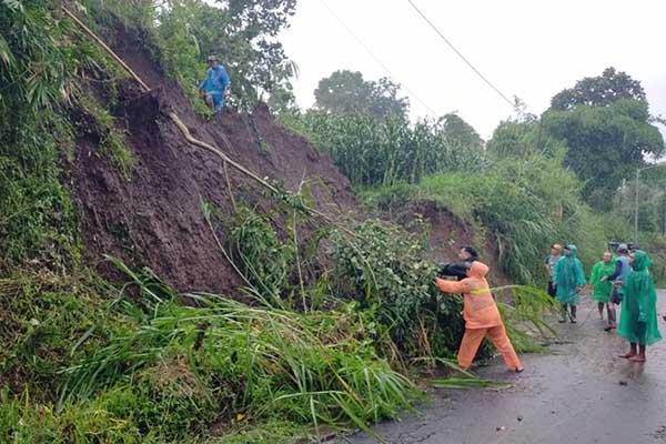 Proses pembersihan material longsor. (ist) - Hujan Deras, Tebing di Tumpang Longsor dan Tutupi Bahu Jalan