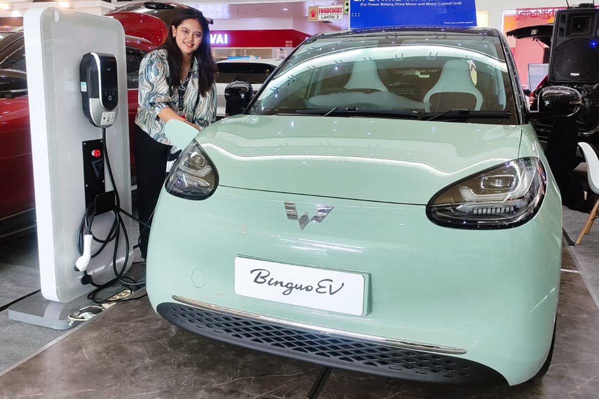 Proses pengisian mobil listrik BingouEV bisa dimana saja. (rhd) - Wuling Launching BingouEV, Mobil Listrik 4 Pintu Baterai Kapasitas Besar