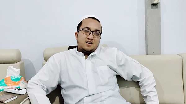 RKH Muhammad Bakir Hasan saat dimintai keterangan di kediamannya. (Seru.co.id/mzm) - Haji Her dan RKH Bakir Hasan Targetkan 70 Persen Suara untuk Capres 02 di Madura