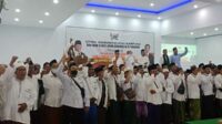 Ratusan para Kyai kampung saat deklarasikan dukungannya pada Capres dan Cawapres Prabowo Subianto dan Gibran Rakabuming Raka. (Seru.co.id/aza) - Ratusan Kyai Kampung Situbondo Deklarasikan Dukung Prabowo - Gibran