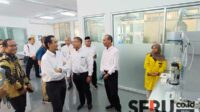Rektor UB, WR I, Dekan FTP UB dan delegasi PT Pupuk Indonesia meninjau corporate laboratorium. (rhd) - Warnai Dies Natalis ke-26, FTP UB Launching Corporate Laboratory hingga Layanan Terpadu