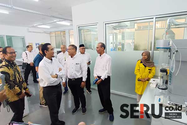Rektor UB, WR I, Dekan FTP UB dan delegasi PT Pupuk Indonesia meninjau corporate laboratorium. (rhd) - Warnai Dies Natalis ke-26, FTP UB Launching Corporate Laboratory hingga Layanan Terpadu