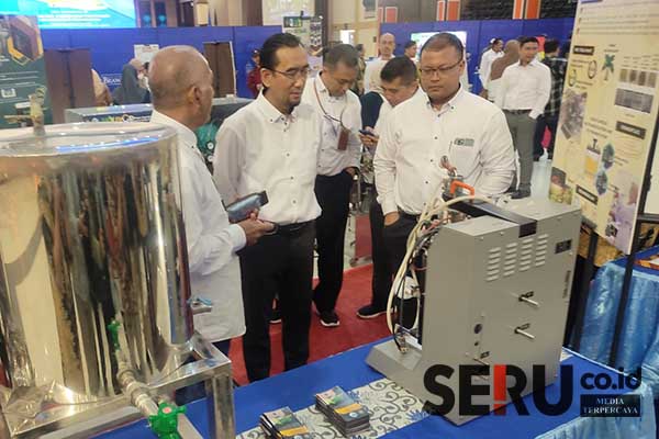 Rektor UB dan Dekan FTP UB meninjau mesin produksi dan penelitian karya mahasiswa dan dosen. (rhd) - Warnai Dies Natalis ke-26, FTP UB Launching Corporate Laboratory hingga Layanan Terpadu