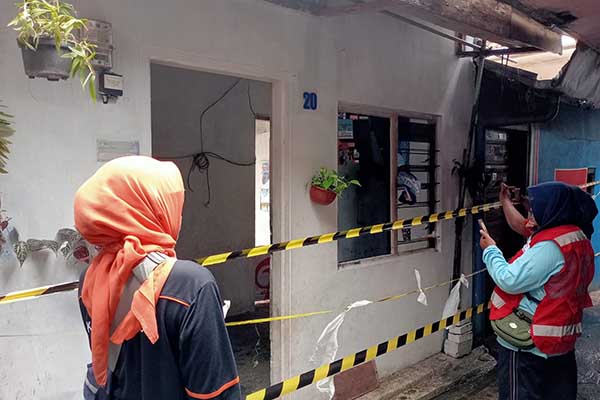Rumah berwarna putih milik Waltiyah tampak depan. (ws10) - Lima Bulan Selesai Renovasi, Rumah Warga Kasin Ambrol