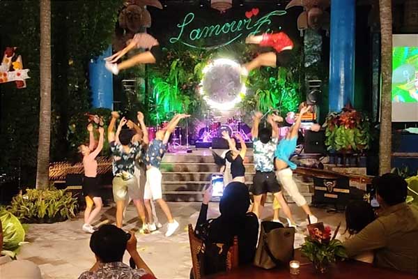 Salah satu penampilan tarian kontemporer menghibur pengunjung menjelang pergantian tahun baru. (rhd) - Catatan Akhir 2023, Okupansi Hotel Selama Desember Cukup Tinggi