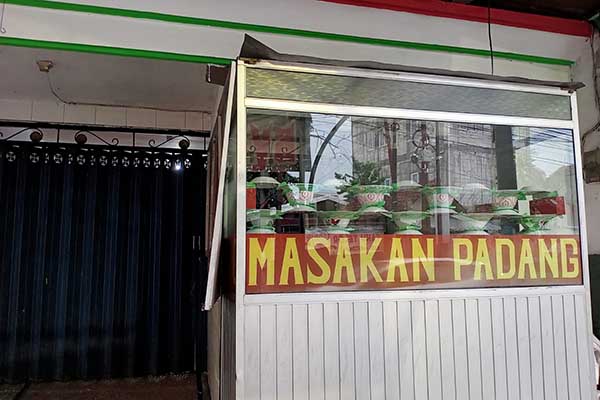 Salah satu rumah makan padang memilih tutup sementara. (Seru.co.id/ws10) - Liburan Kuliah Pengaruhi Perputaran Ekonomi di Kota Malang