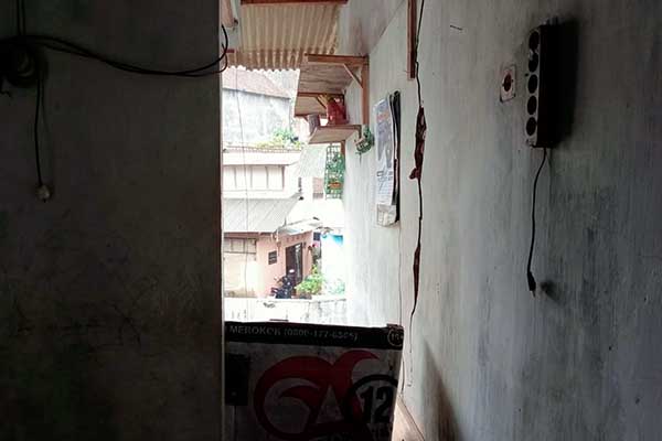 Separuh rumah Waltiyah terbawa longsor. (ws10) - Lima Bulan Selesai Renovasi, Rumah Warga Kasin Ambrol