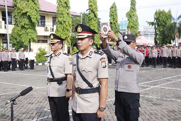 Sertijab salah satu Pejabat Utama bertempat di halaman Apel Mapolres Situbondo, Senin (29/1/2024) pagi. (Seru.co.id/son) - Kapolres Situbondo Pimpin Serah Terima Jabatan Kabag Ops