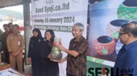 Simbolis penyerahan produk Kokedama Creative dari produsen kepada pihak perusahaan Jepang. (Seru.co.id/dik) - Tembus Pasar Jepang, Produk Pot Kokedama Desa Sidomulyo Batu