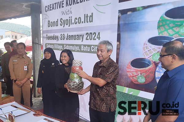 Simbolis penyerahan produk Kokedama Creative dari produsen kepada pihak perusahaan Jepang. (Seru.co.id/dik) - Tembus Pasar Jepang, Produk Pot Kokedama Desa Sidomulyo Batu