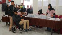 Simulasi proses pemungutan suara pada pemilih disabilitas. (ist) - Warga Antusias Hadiri Simulasi Pencoblosan Pemilu 2024