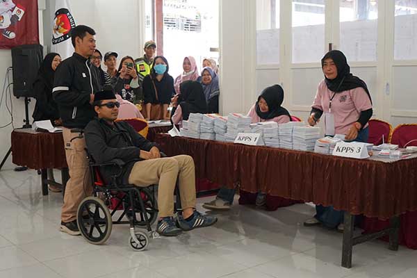 Simulasi proses pemungutan suara pada pemilih disabilitas. (ist) - Warga Antusias Hadiri Simulasi Pencoblosan Pemilu 2024