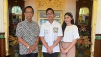 Sultan Hamengku Buwono X bersama Kaesang Pangarep dan Erina Gudono. (ist) - Pose 3 Jari Disebut Kode Capres, Begini Kata Sultan Hamengku Buwono