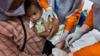 Suntikan imunisasi pada anak. (ist) - Respons Temuan Polio, Dinkes Kota Malang Siap Sub Pekan Imunisasi Nasional