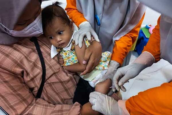 Suntikan imunisasi pada anak. (ist) - Respons Temuan Polio, Dinkes Kota Malang Siap Sub Pekan Imunisasi Nasional