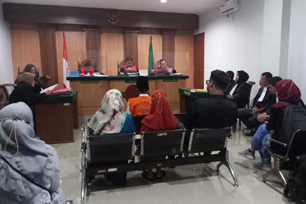Tamyiz saat melaksanakan sidang putusan. (ist) - Pengasuh Pondok Pesantren di Tajinan Divonis 15 Tahun Penjara