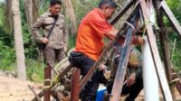 Tim ESDM Jatim saat melakukan pengambilan sampel ke lokasi sumur bor. (Seru.co.id/udi) - Kaji Sumur Bor Berapi di Pamekasan, Dinas ESDM Jatim dan Pertamina Turun ke Lokasi