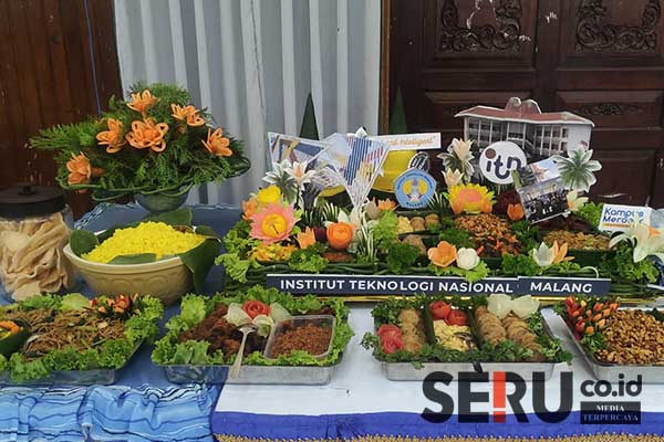 Tumpeng milik BAUK (Biro Administrasi Umum dan Keuangan) meraih juara 1. (rhd) - Lomba Tumpeng Akrabkan Sivitas Akademika, Warnai Dies Natalis ke-55 ITN Malang