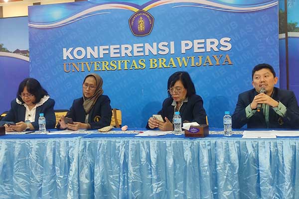 Keempat guru besar menjelaskan kajiannya saat konferensi pers. (rhd) - UB Kukuhkan Empat Guru Besar FTP dan FIA Bahas Pangan