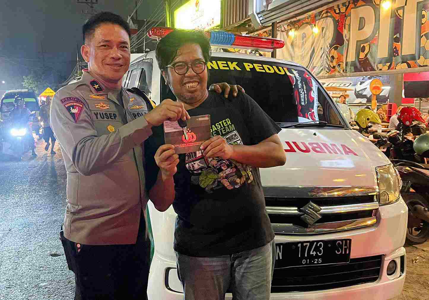 Bentuk Apresiasi Polri, Wakapolda Jatim Berikan Satu Unit Ambulance kepada Suporter Bola
